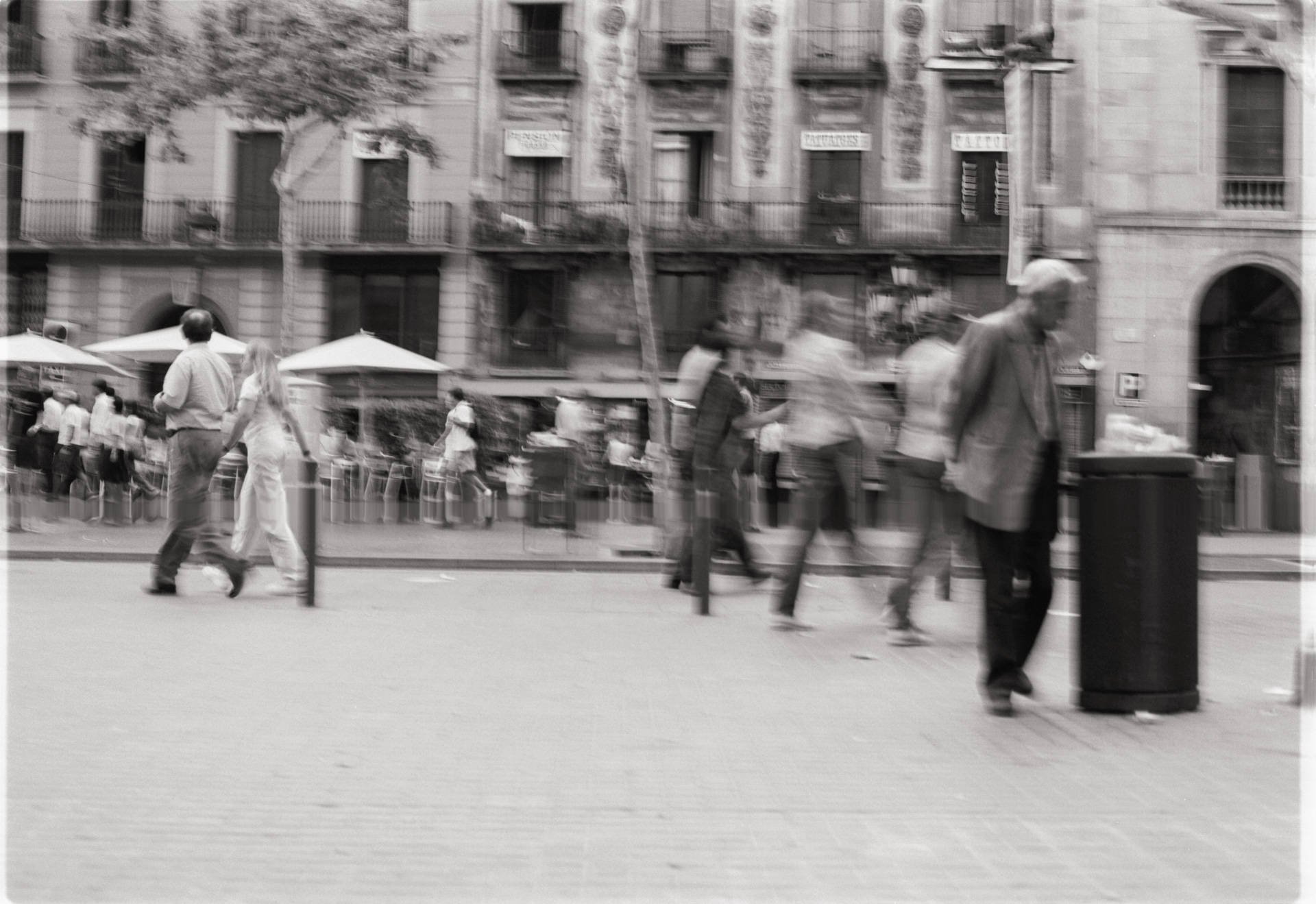 © Holger Kral • Photography - bcn02_02_32 - 2002, barcelona, blackwhite, journey, street - photo #7 - 
