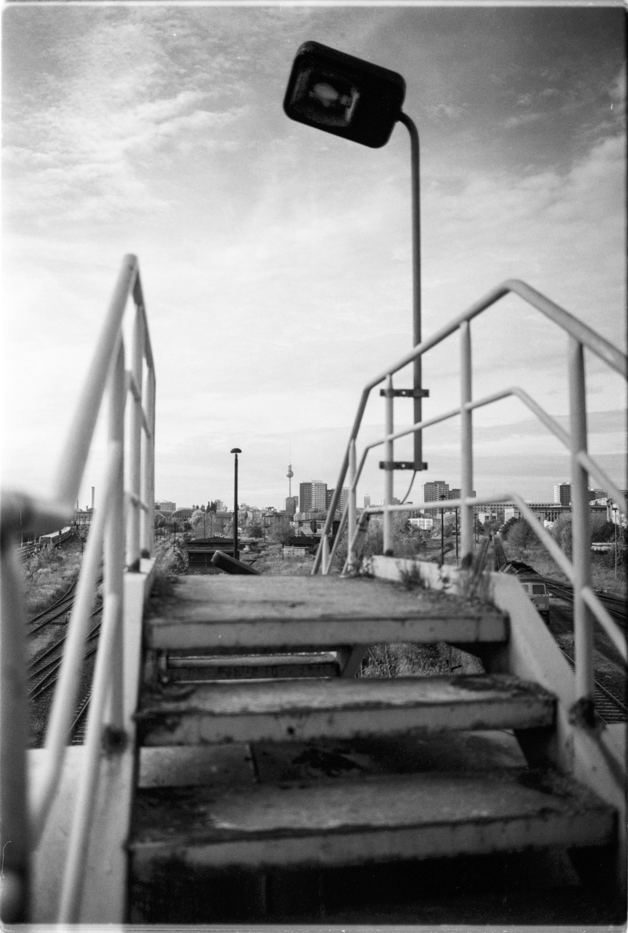 © Holger Kral • Photography - 04-19-62 - 2004, berlin, blackwhite, city, street, summer, urban landscape - photo #7 - 