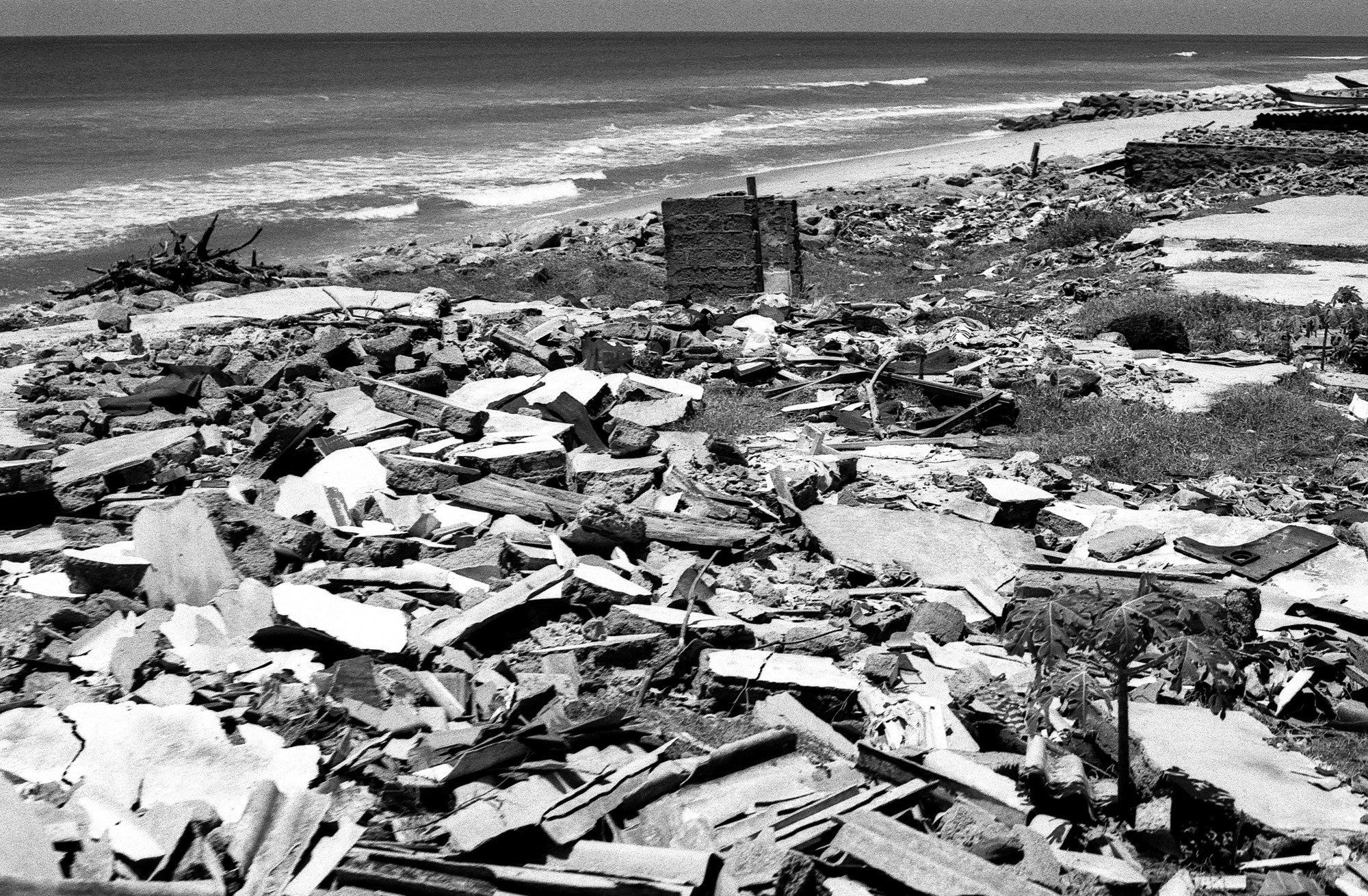 © Holger Kral • Photography - 06-SL13-025 - 2006, asia, blackwhite, journey, landscape, nature, people, portrait, reportage, srilanka, street - photo #21 - 