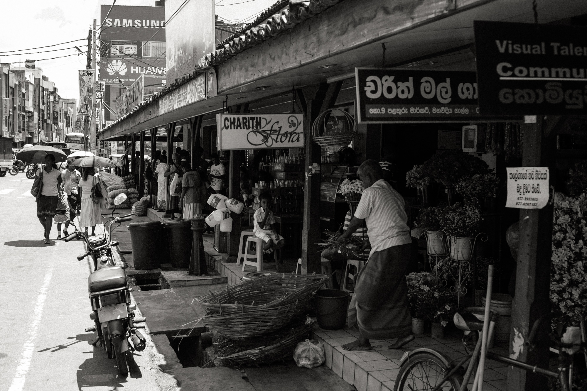 © Holger Kral • Photography - 10-_MG_1232 - 2016, asia, blackwhite, city, countryside, holiday, journey, nature, people, reportage, srilanka, street, summer - photo #9 -